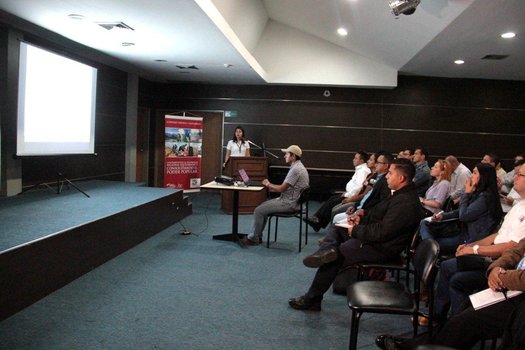 Sesión de presentación institucional durante el despliegue del censo de gestión municipal